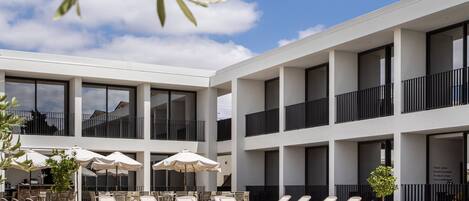 Piscina externa, funciona das 8h às 20h, guarda-sóis, espreguiçadeiras