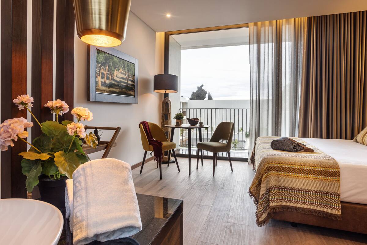 premium double room | 1 bedroom, minibar, desk, laptop workspace