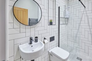 Casa | Baño | Regadera y toallas 