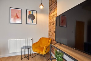 House | Living area | 32-inch flat-screen TV with digital channels, TV