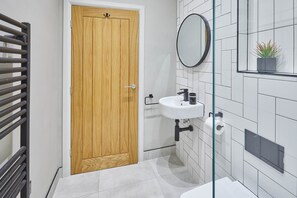 House | Bathroom | Shower, towels - Anchors Apartment (Scarborough)