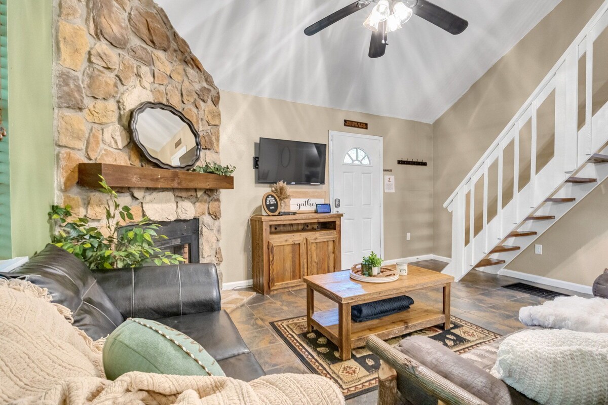 Free tickets Secluded 2BR Cabin w/ hot tub, arcade, private covered deck, woodsy