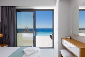 3 عدّة غرف نوم وخزنة داخل الغرفة ومكتب ومكواة/لوح كي