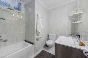 Kylpyamme, hiustenkuivaaja, pyyhkeet