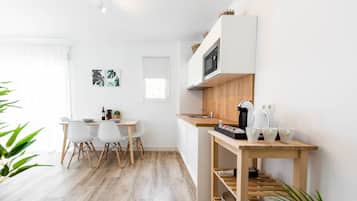 Minikøleskab, mikrobølgeovn, kogeplade, espressomaskine