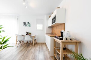 Frigobar, microondas, placa de cocina, cafetera expreso