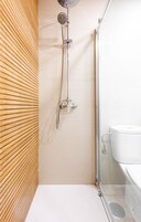 Ein modernes Badezimmer mit Dusche, Toilette und Waschbecken.