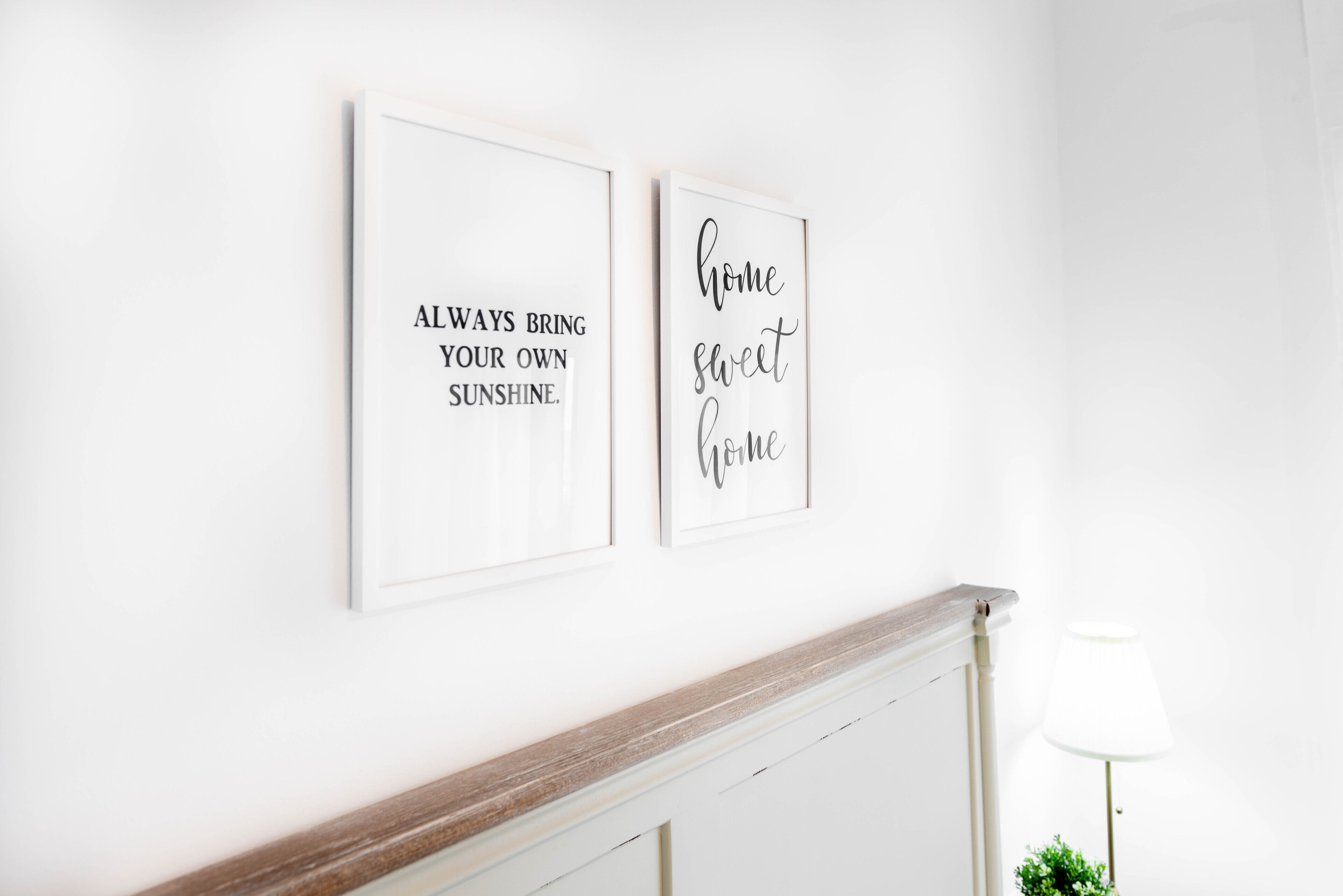 Deux citations inspirantes encadrées, accrochées à un mur blanc.