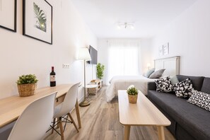 Standaard studio | Een kluis op de kamer, een bureau, een laptopwerkplek