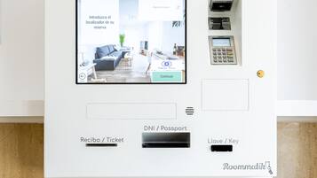 Kios check-in/check-out