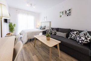 Standard-Studio | Zimmersafe, Schreibtisch, laptopgeeigneter Arbeitsplatz