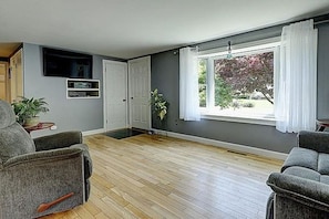 Living area - A Summer Near the Water in Narragansett RI! (Narragansett)