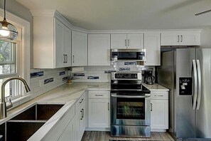 Private kitchen - A Summer Near the Water in Narragansett RI! (Narragansett)