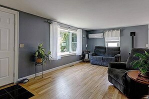 Living area - A Summer Near the Water in Narragansett RI! (Narragansett)