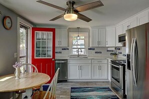 Private kitchen - A Summer Near the Water in Narragansett RI! (Narragansett)