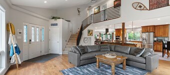 Hot Tub, Family Retreat, Skiing 15 Min Away!