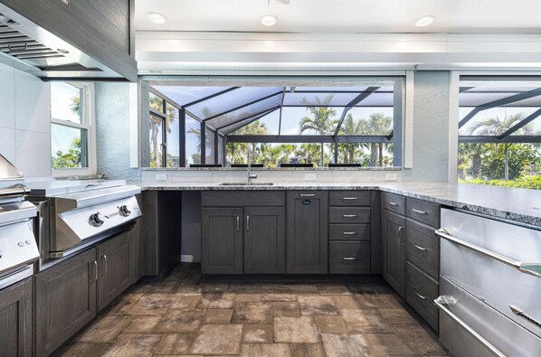 Fridge, microwave, oven, stovetop - Urlaub Haus, Beautifully Remodeled, Lake-Front Pool Home (Sanibel)