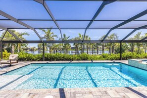 A heated pool - Urlaub Haus, Beautifully Remodeled, Lake-Front Pool Home (Sanibel)