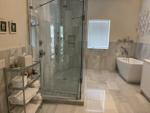 Tina con regadera, secadora de cabello, bidet, toallas 