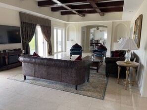 Smart TV, fireplace, ping pong, books - Mansion on the Beach. Villa Giardina di Santa Ninfa (Palm Coast)