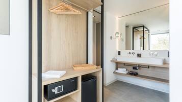 Comfort Suite | Bathroom | Hair dryer, slippers, towels