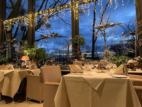 2 restaurantes; se sirve almuerzo, cena y brunch; cocina francesa