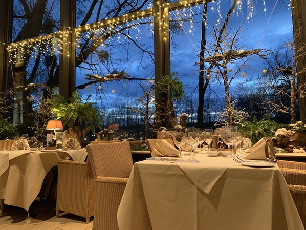 2 restaurantes, se sirven comidas, cenas, brunch y cocina francesa