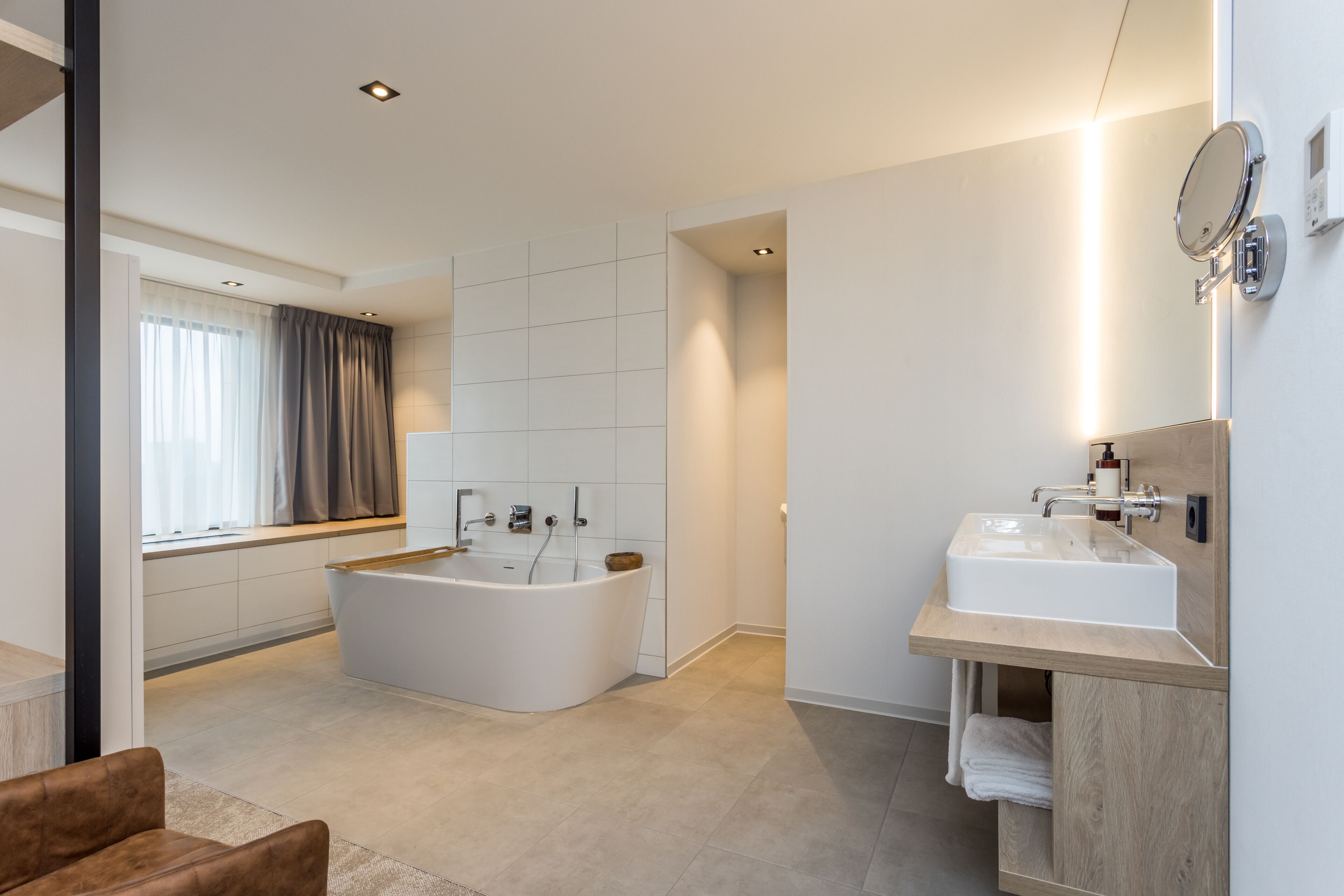 suite (wellness) | bathroom | hair dryer, slippers, towels