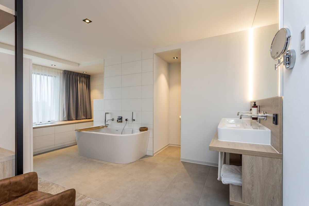 suite (wellness) | bathroom | hair dryer, slippers, towels