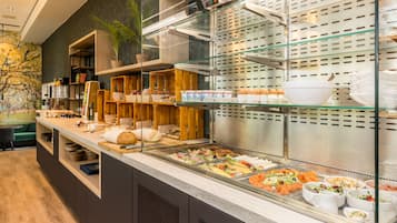 Sarapan lengkap setiap hari (EUR 17.5 per orang)