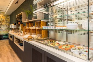 Daily full breakfast (EUR 20.5 per person)