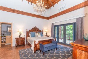 3 bedrooms, WiFi, bed sheets - Luxury home with 2 pools at Lawson Rock- Casa Coralina (Roatan)