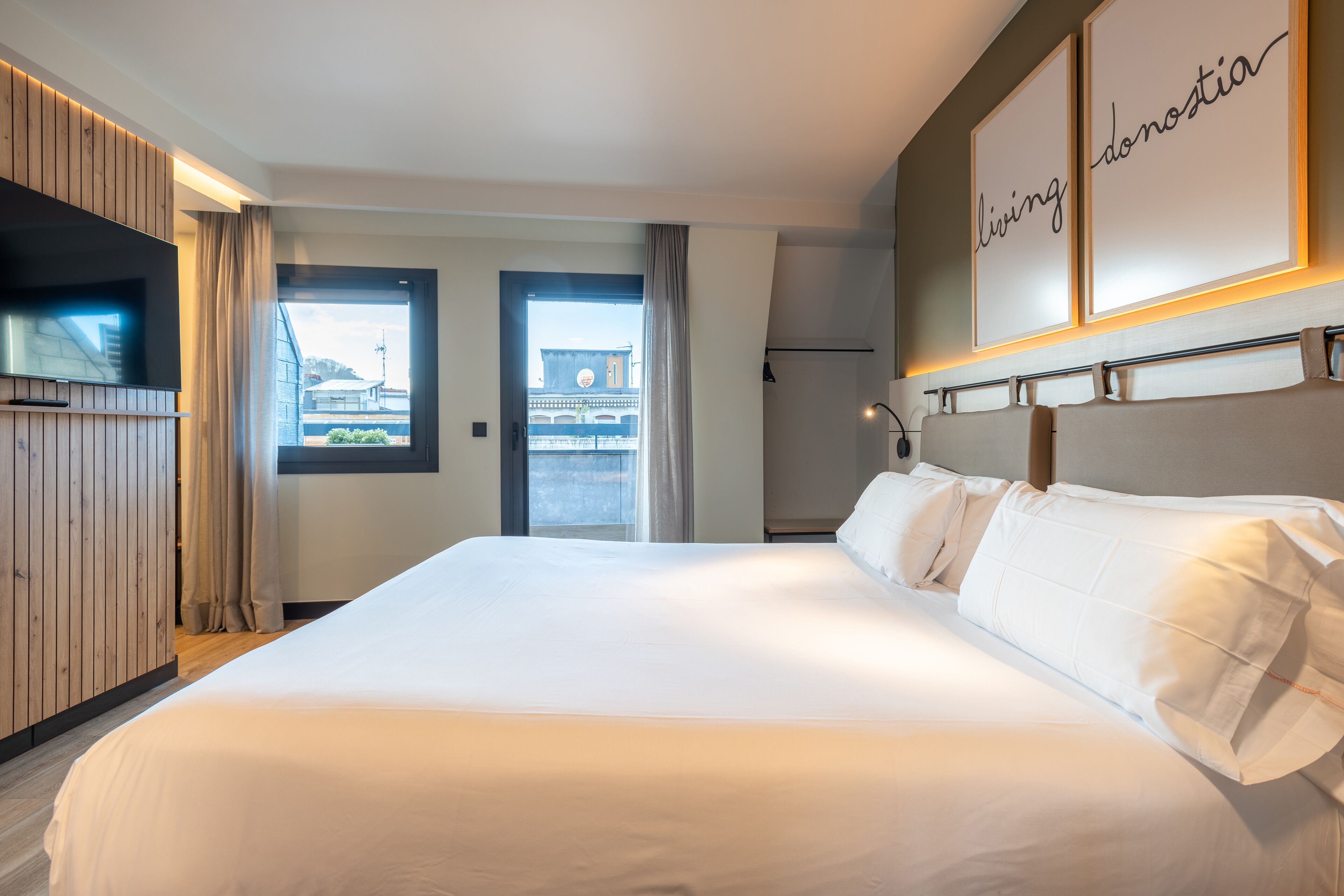 superior room | desk, soundproofing, free wifi, bed sheets