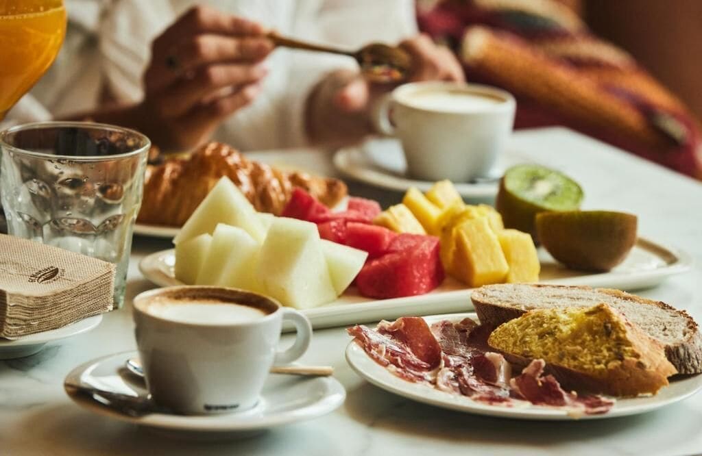 Daily cooked-to-order breakfast (EUR 12 per person)