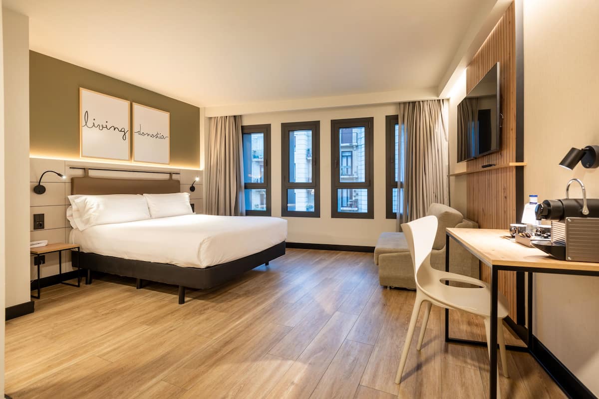 Deluxe kamer | Een bureau, geluiddichte muren, gratis wifi, beddengoed
