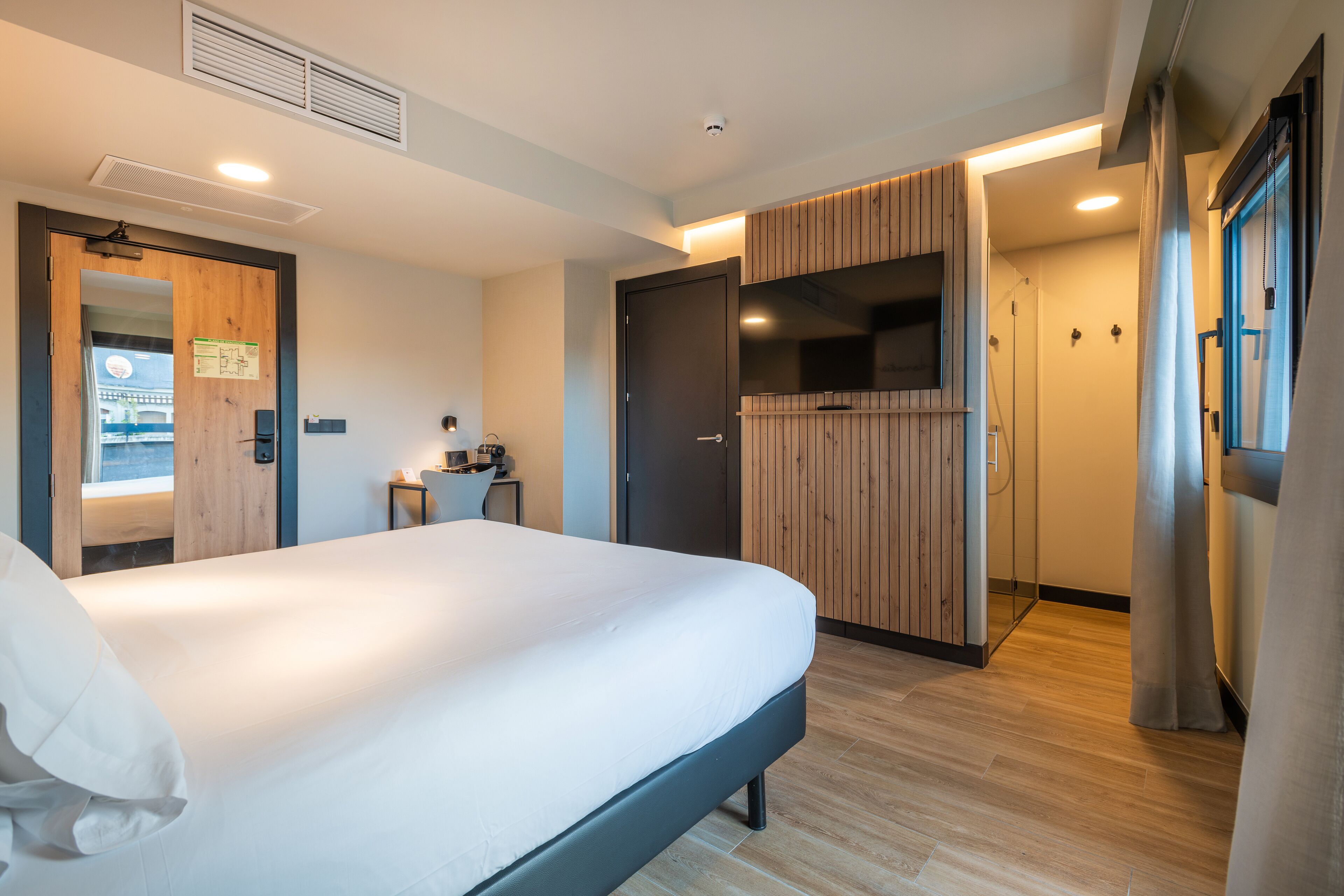 superior room | desk, soundproofing, free wifi, bed sheets