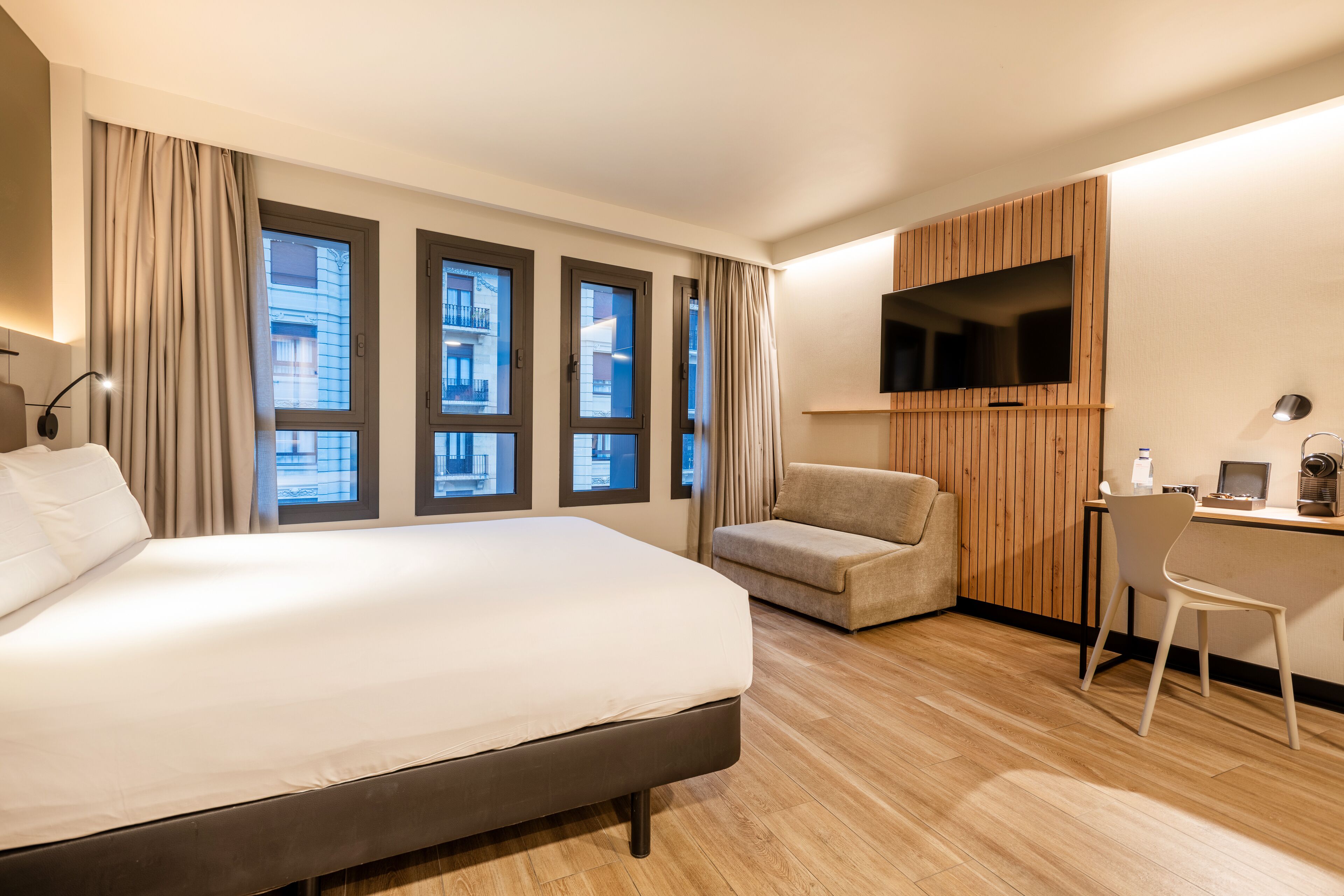 deluxe room | desk, soundproofing, free wifi, bed sheets