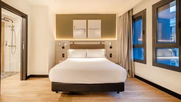 Escritorio, sistema de insonorización, wifi gratis y ropa de cama