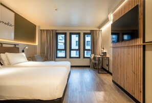 Chambre triple supérieure | Bureau, système d’insonorisation, accès au Wi-Fi (inclus)