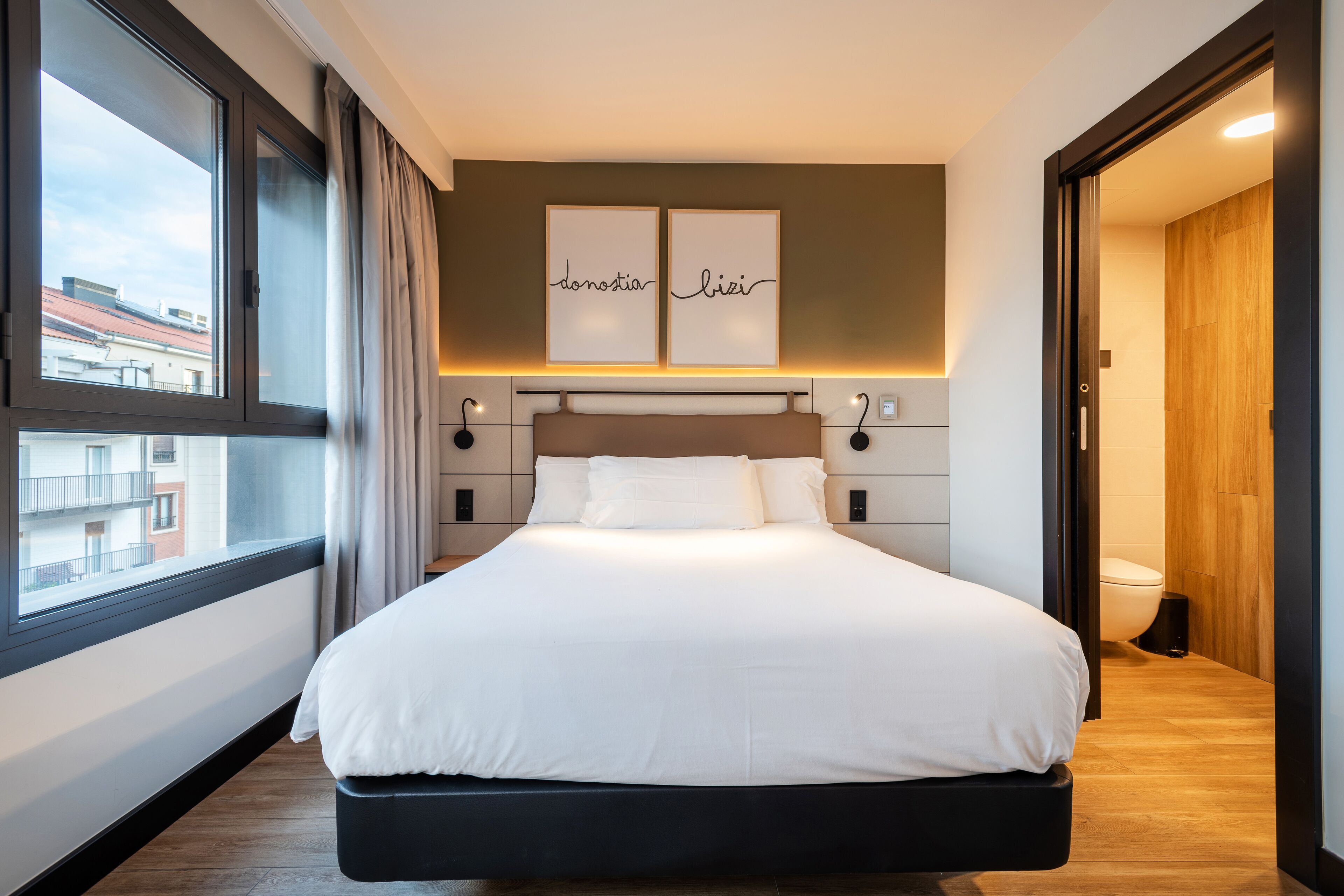 superior room | desk, soundproofing, free wifi, bed sheets