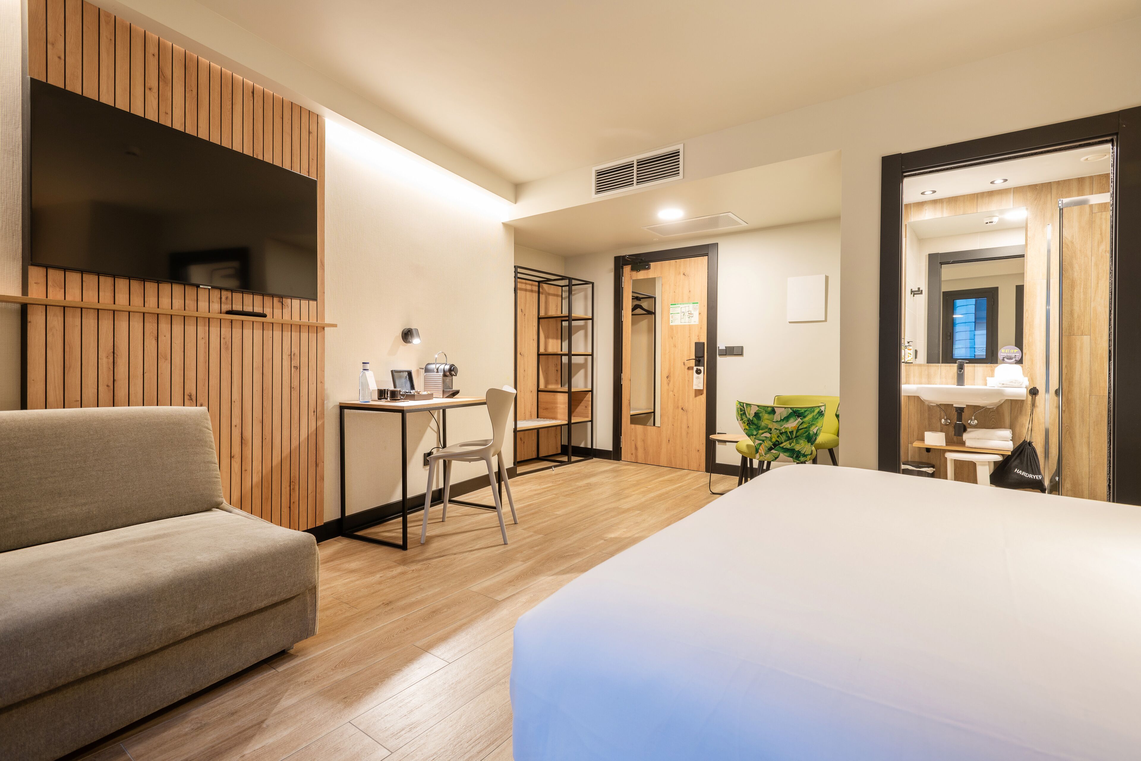 deluxe room | desk, soundproofing, free wifi, bed sheets