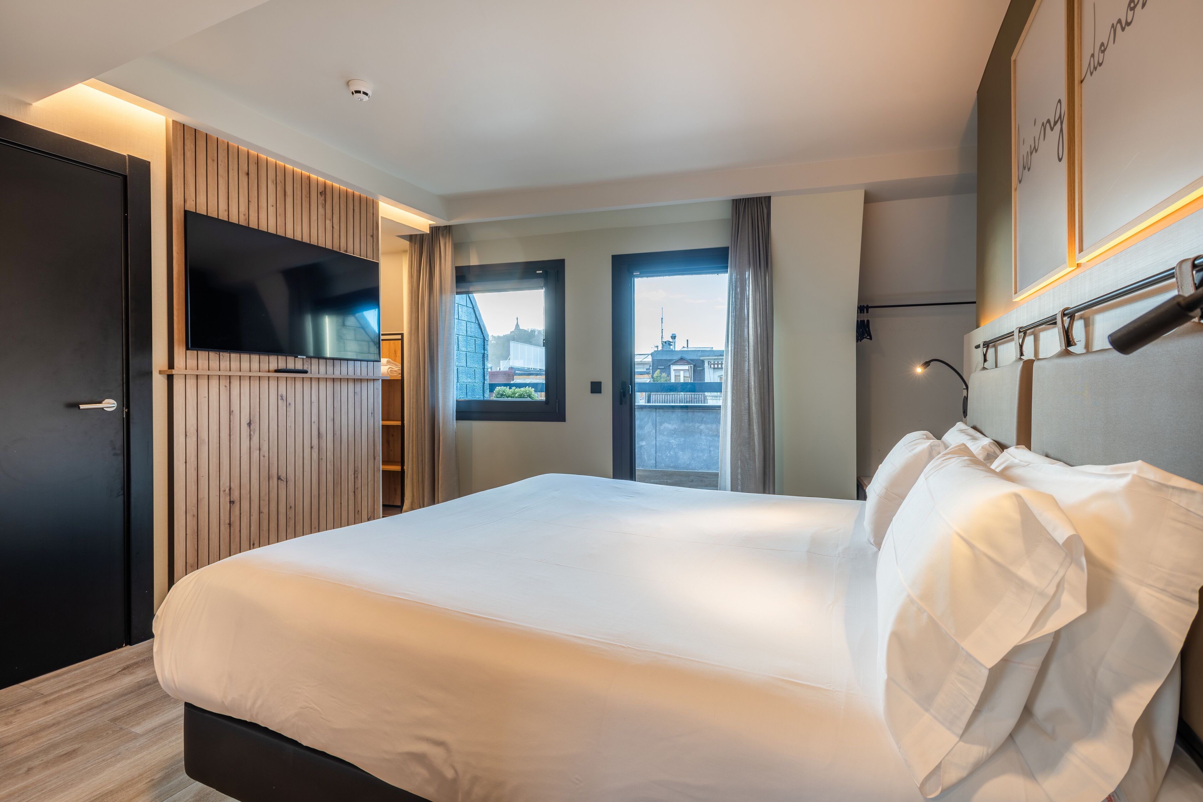 superior room | desk, soundproofing, free wifi, bed sheets