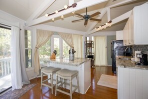 Fridge, microwave, oven, stovetop - Pinehurst Tree House (Pinehurst)