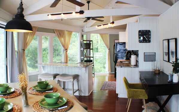 Fridge, microwave, oven, stovetop - Pinehurst Tree House (Pinehurst)