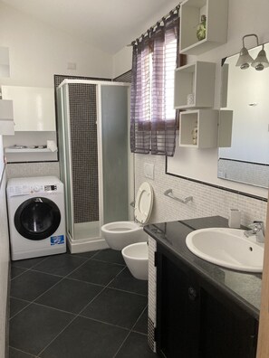 Dusche, Haartrockner, Bidet, Handtücher