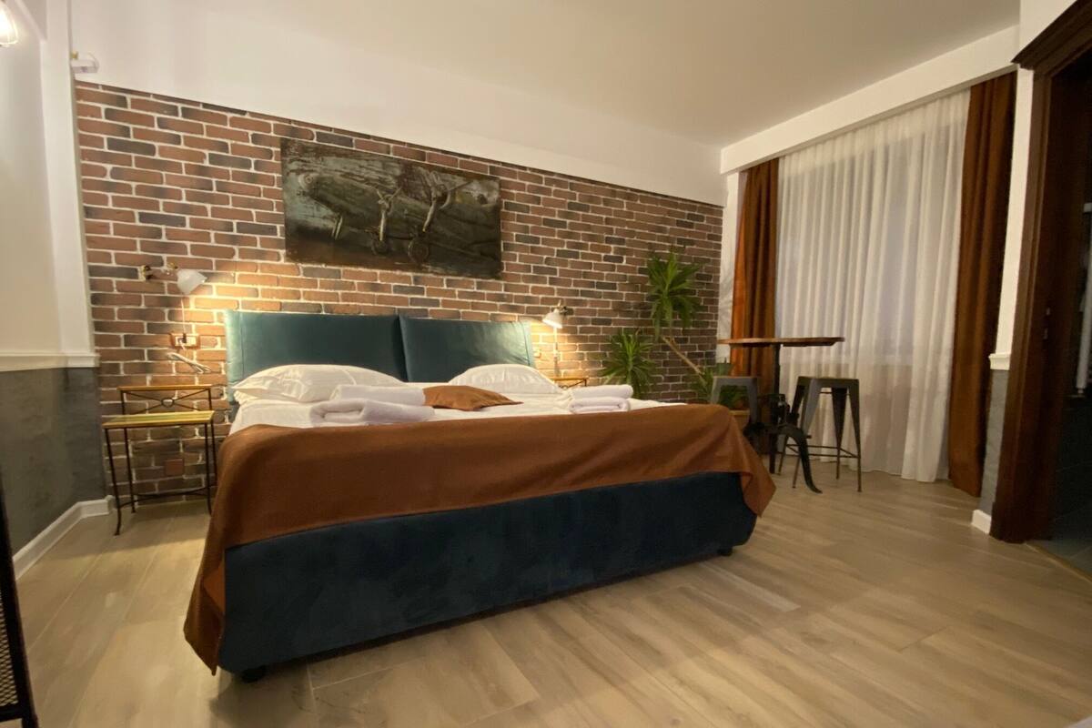 Deluxe Apartment | Iron/ironing board, WiFi (free), individually decorated