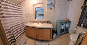 Duschwanne, Haartrockner, Handtücher, Seife