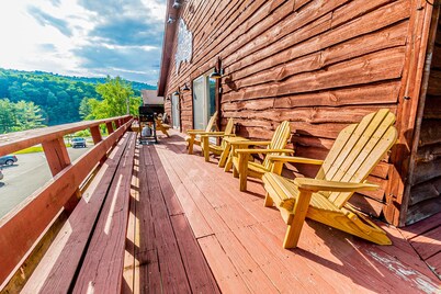 Marietta's River Retreat - Central Ohiopyle Getaway with Hot Tub