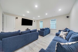 Smart TV, chimenea, reproductor de DVD y futbolito 