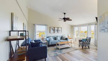 Een smart-tv, een dvd-speler en tafelvoetbal